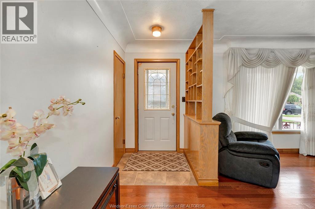 3-bedroom Single Family at 16 Pulford, Leamington — photograph 3