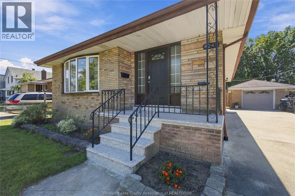 4-bedroom Single Family at 4245 Wyandotte Street, Windsor — photograph 2