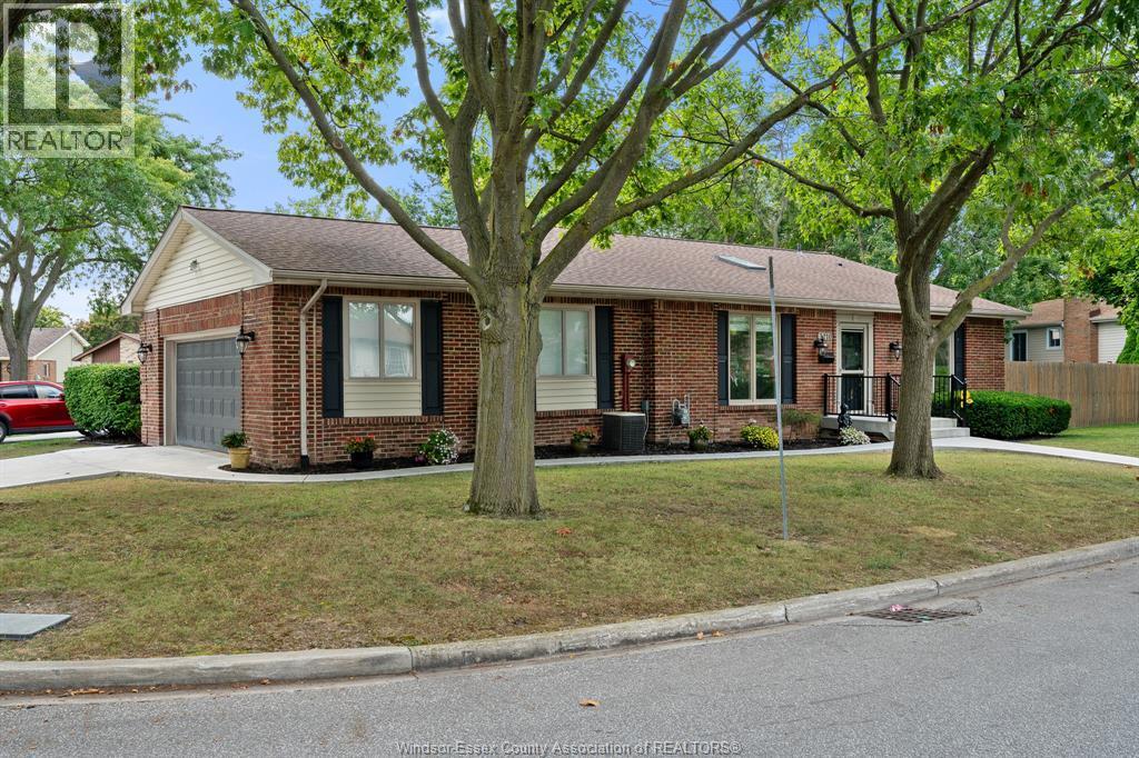 4-bedroom Single Family at 3210 Halpin Road, Windsor — photograph 2