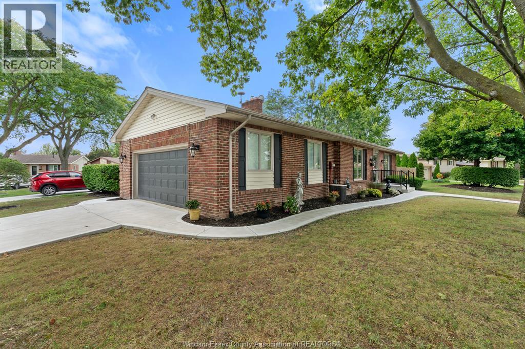4-bedroom Single Family at 3210 Halpin Road, Windsor — photograph 3