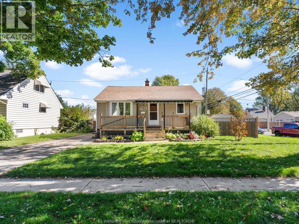 5-bedroom Single Family at 1794 Ellrose Avenue, Windsor — photograph 2