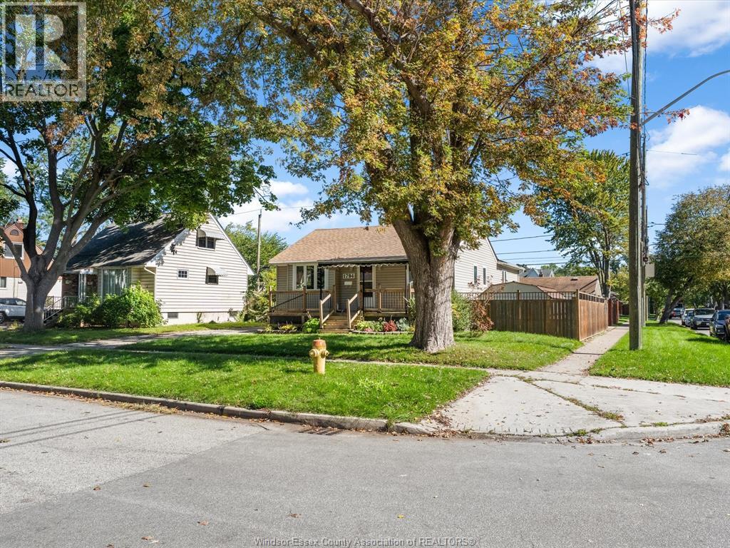 5-bedroom Single Family at 1794 Ellrose Avenue, Windsor — photograph 3