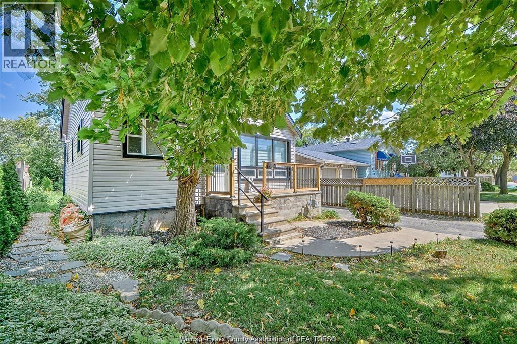 3-bedroom Single Family at 3262 Clemenceau, Windsor — photograph 3