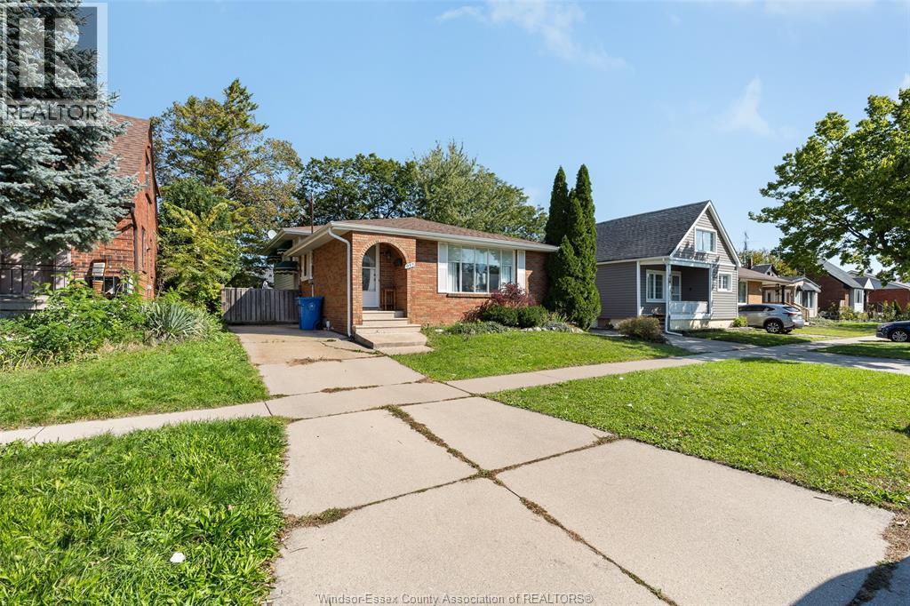 4-bedroom Single Family at 932 Reedmere Road, Windsor — photograph 2
