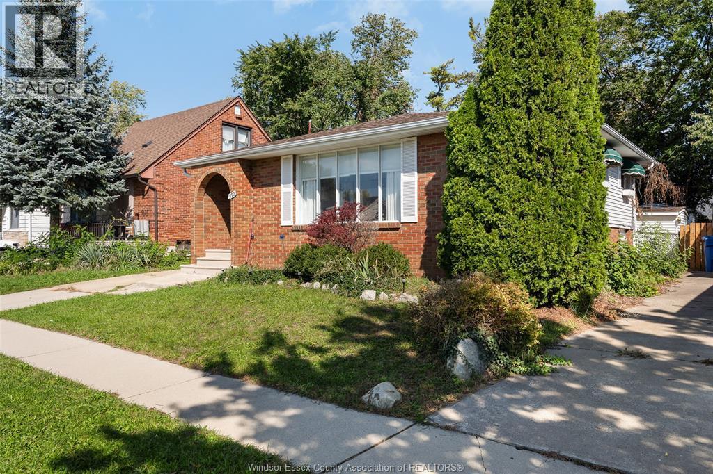 4-bedroom Single Family at 932 Reedmere Road, Windsor — photograph 3