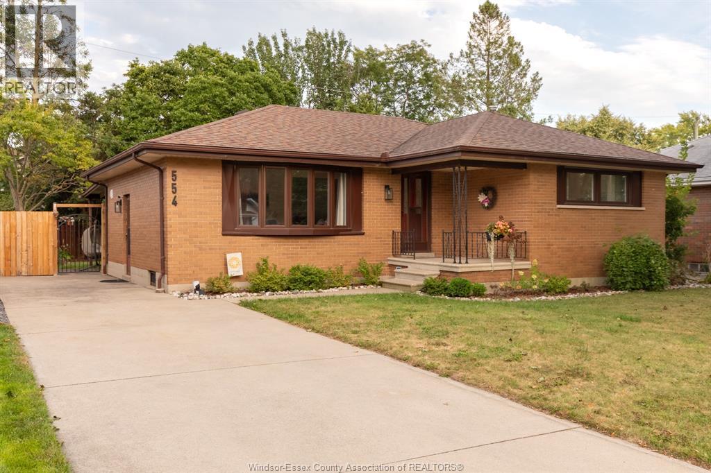3-bedroom Single Family at 554 Bertha Avenue, Windsor — photograph 2