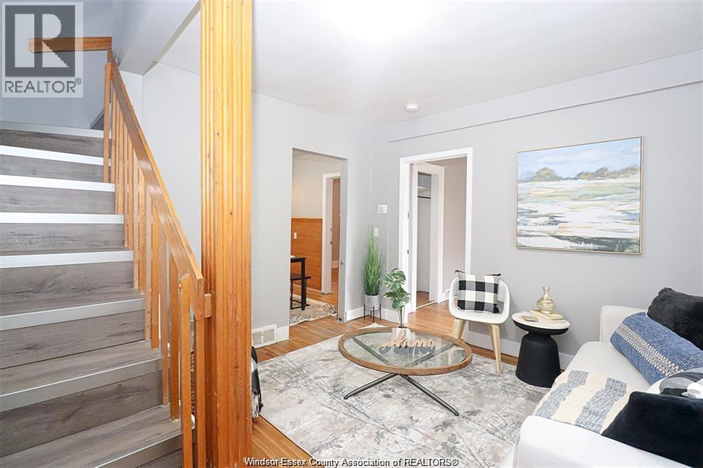5-bedroom Single Family at 822 Partington Avenue, Windsor — photograph 2