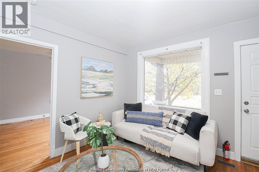 5-bedroom Single Family at 822 Partington Avenue, Windsor — photograph 3