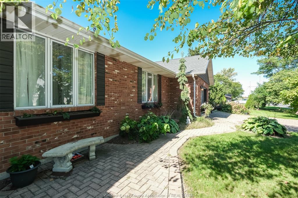 4-bedroom Single Family at 2585 Banwell, Tecumseh — photograph 2