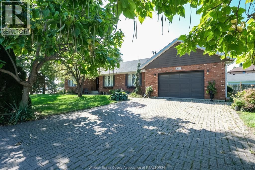 4-bedroom Single Family at 2585 Banwell, Tecumseh — photograph 3