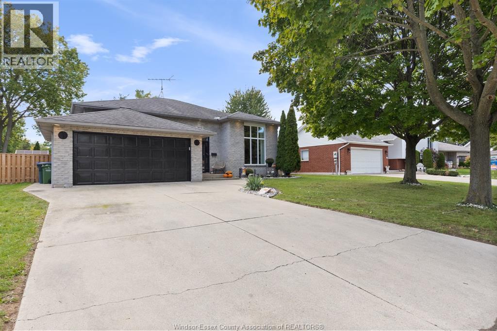 4-bedroom Single Family at 303 Stone Ridge Avenue, Amherstburg — photograph 3