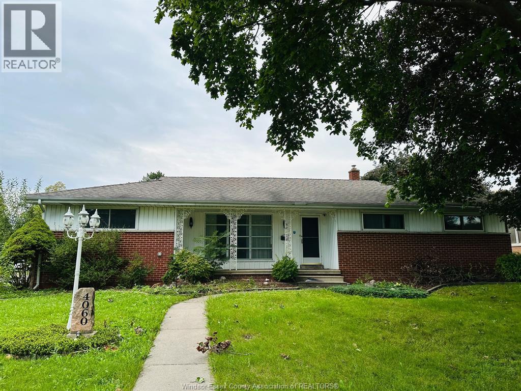 4-bedroom Single Family at 4060 Churchill #MAIN, Windsor — photograph 2