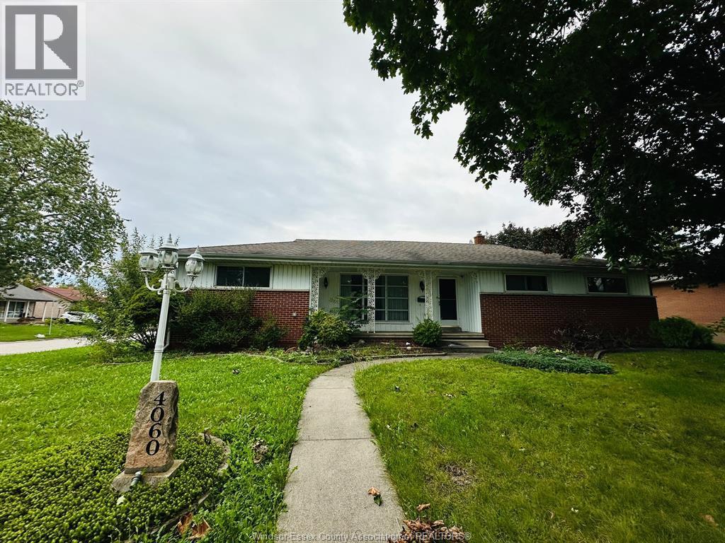 4-bedroom Single Family at 4060 Churchill #MAIN, Windsor — photograph 3