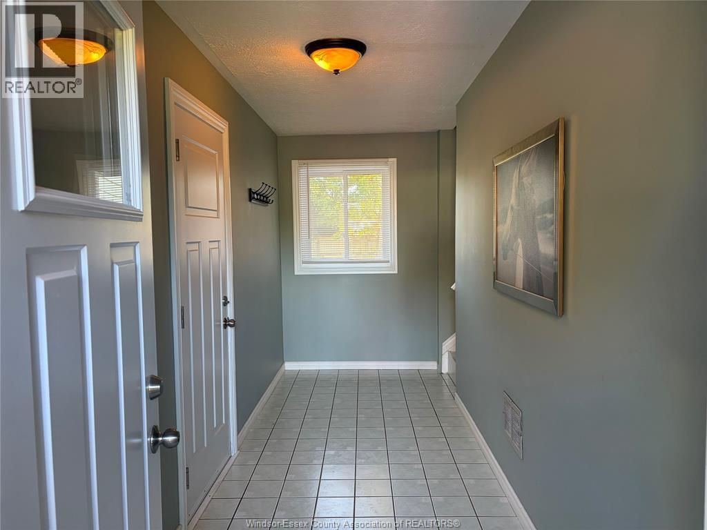 4-bedroom Single Family at 40 Holiday Court, Amherstburg — photograph 2