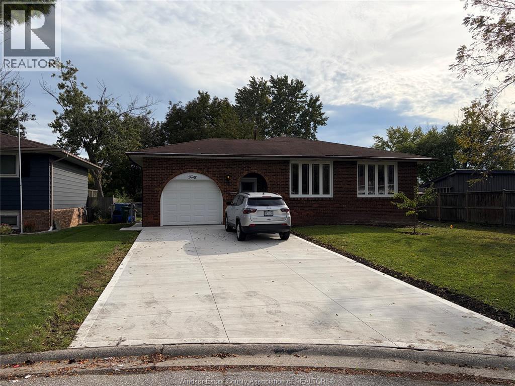 4-bedroom Single Family at 40 Holiday Court, Amherstburg — primary photograph