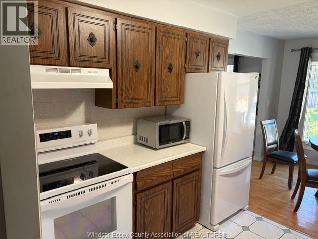 4-bedroom Single Family at 40 Holiday Court, Amherstburg — photograph 3