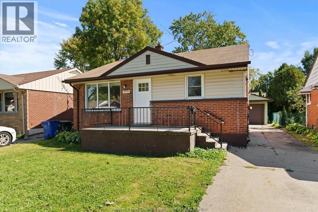 5-bedroom Single Family at 3859 Birch, Windsor — photograph 2