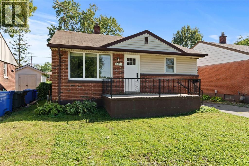 5-bedroom Single Family at 3859 Birch, Windsor — photograph 3