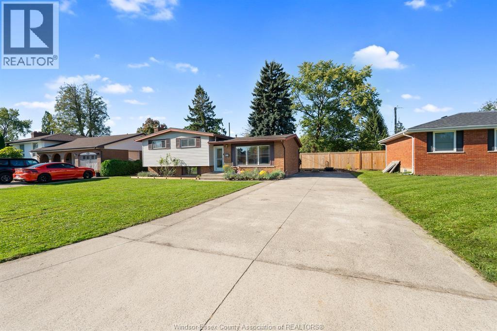 4-bedroom Single Family at 2505 Longfellow, Windsor — photograph 3
