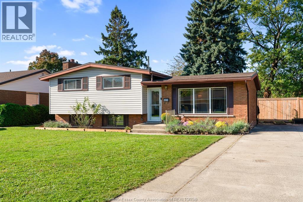 4-bedroom Single Family at 2505 Longfellow, Windsor — photograph 2