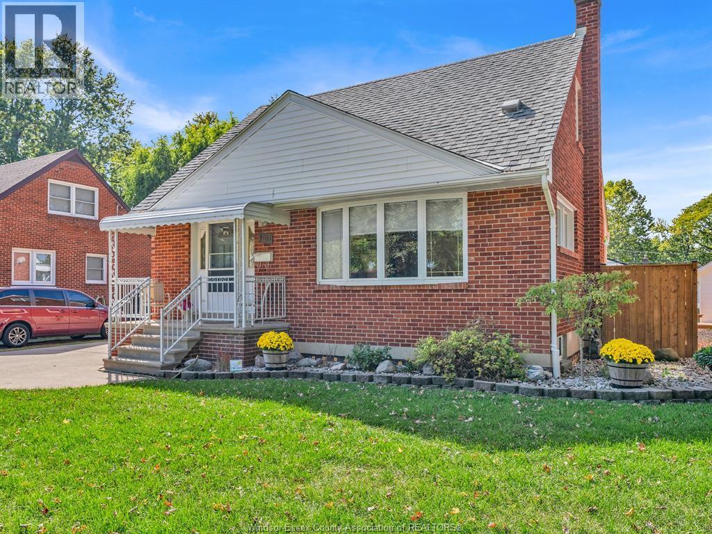 3-bedroom Single Family at 1011 Parkview, Windsor — photograph 3