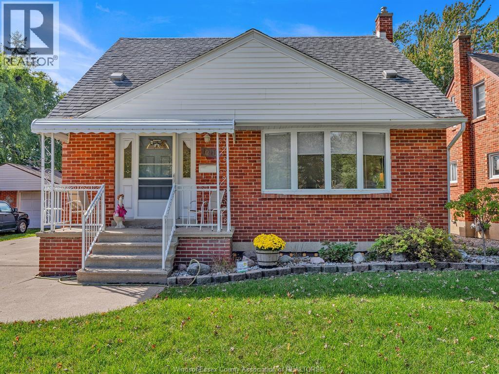 3-bedroom Single Family at 1011 Parkview, Windsor — photograph 2