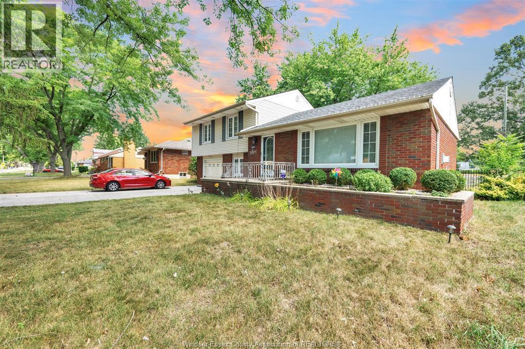 3-bedroom Single Family at 4340 Mount Royal Drive, Windsor — photograph 3