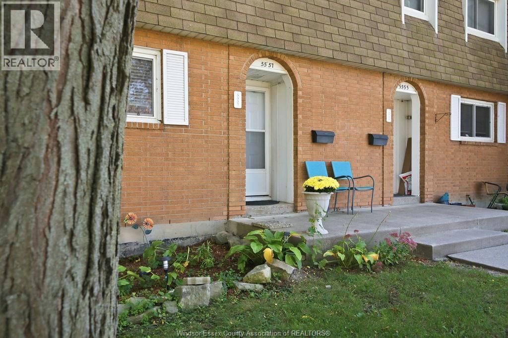 3-bedroom Single Family at 5557 Coronation Avenue, Windsor — photograph 2