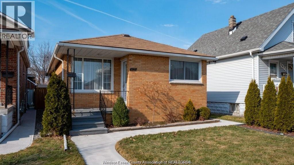 3-bedroom Single Family at 1635 Elsmere, Windsor — photograph 2