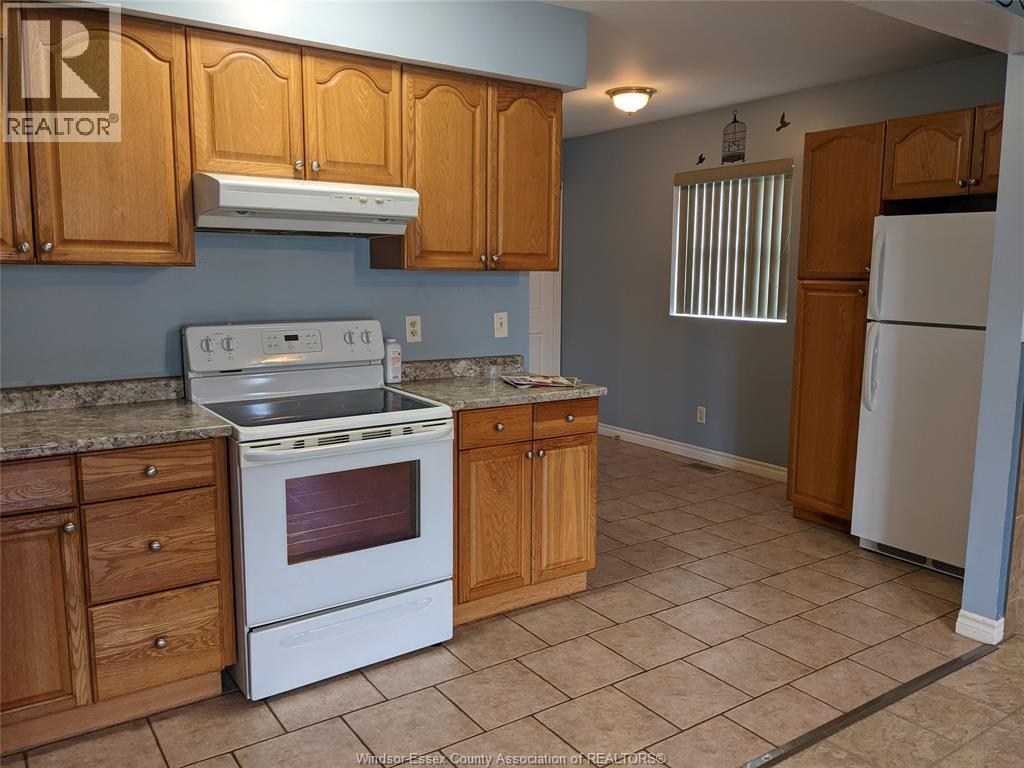 3-bedroom Single Family at 349 Tuscarora #MAIN, Windsor — photograph 3