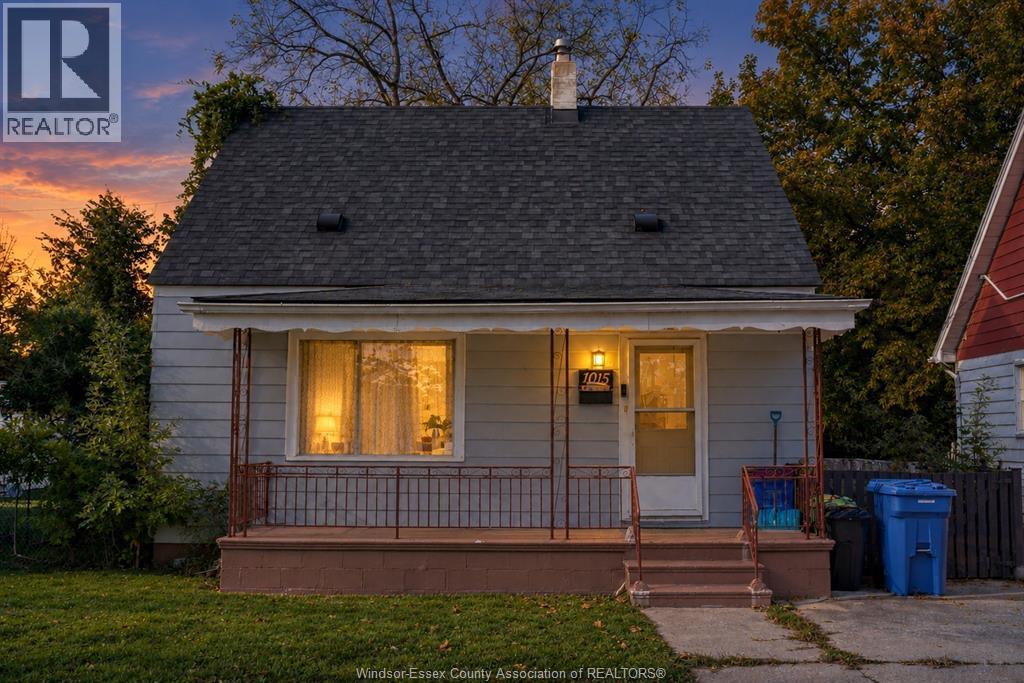 4-bedroom Single Family at 1015 Partington Avenue, Windsor — photograph 2