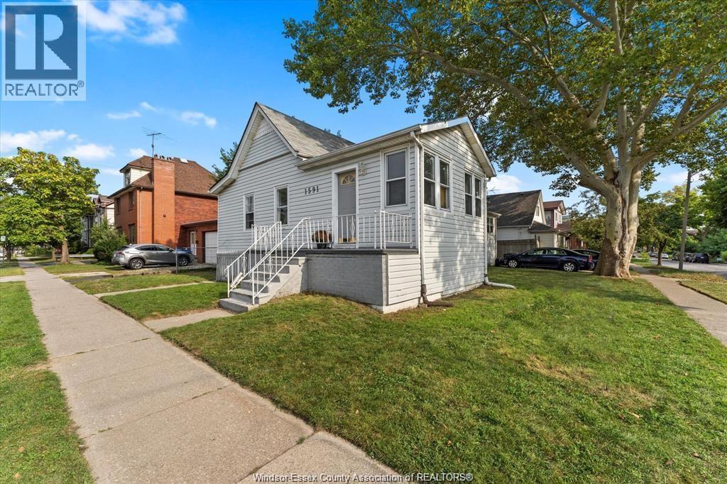 6-bedroom Single Family at 1591 Martindale Street, Windsor — photograph 2