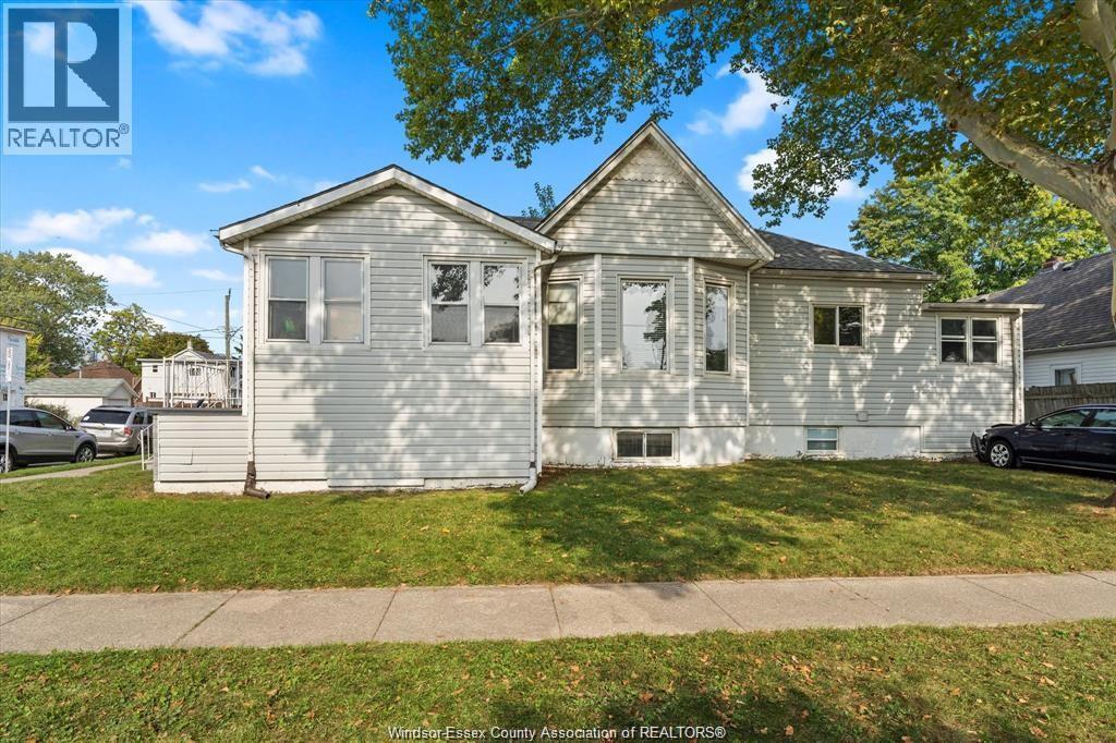 6-bedroom Single Family at 1591 Martindale Street, Windsor — photograph 3