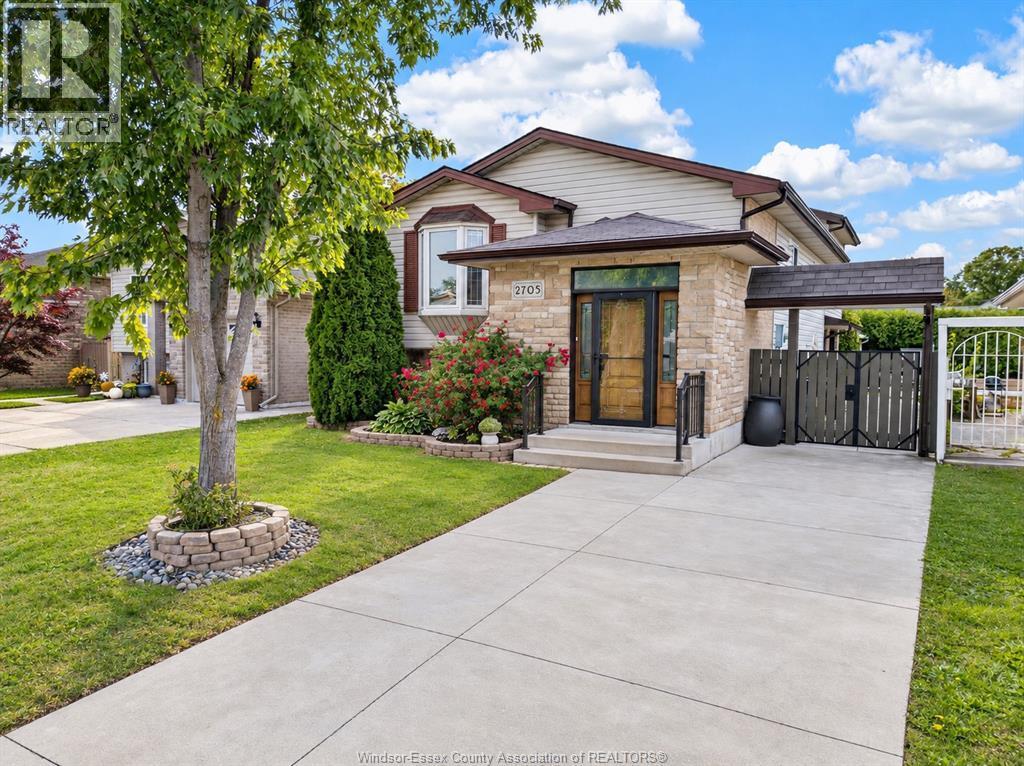 4-bedroom Single Family at 2705 Robert, Windsor — primary photograph