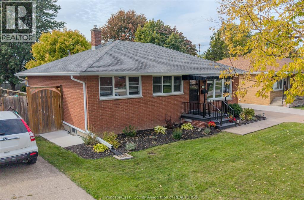 5-bedroom Single Family at 1049 Buckingham Road, Windsor — photograph 2