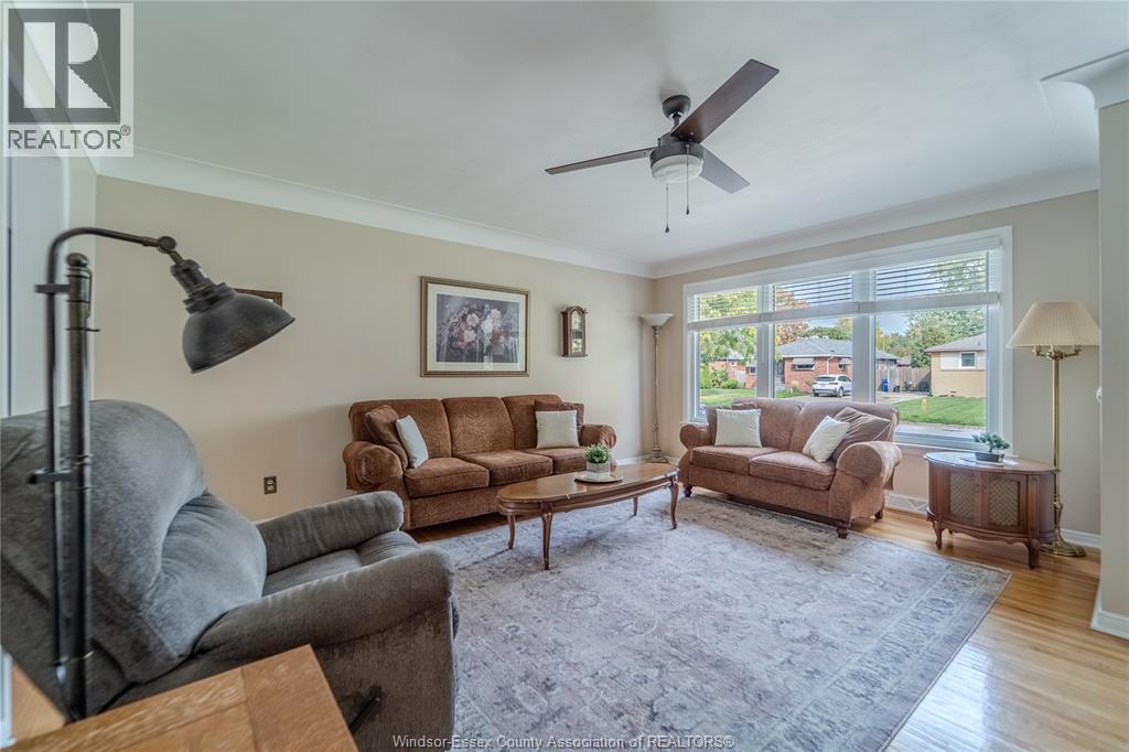 5-bedroom Single Family at 1049 Buckingham Road, Windsor — photograph 3