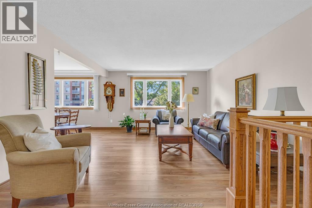 4-bedroom Single Family at 8 Bruce Avenue, Leamington — photograph 3