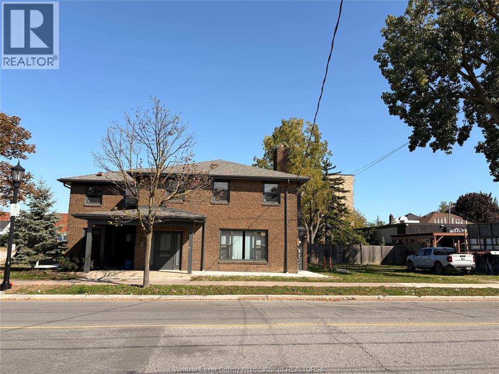 8-bedroom Single Family at 354 Mill, Windsor — photograph 2