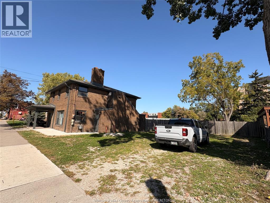 8-bedroom Single Family at 354 Mill, Windsor — photograph 3