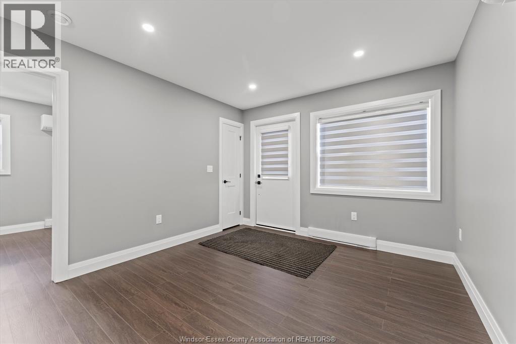 2-bedroom Single Family at 1147 Hickory #MAIN, Windsor — photograph 3