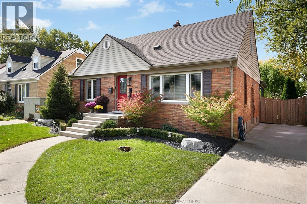 3-bedroom Single Family at 1245 Fairview Boulevard, Windsor — photograph 2