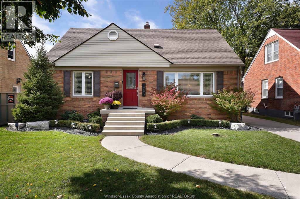 3-bedroom Single Family at 1245 Fairview Boulevard, Windsor — primary photograph