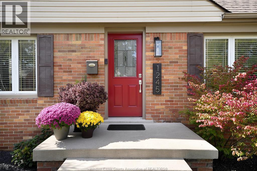 3-bedroom Single Family at 1245 Fairview Boulevard, Windsor — photograph 3