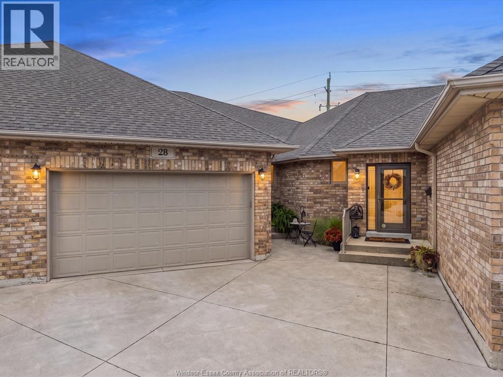 4-bedroom Single Family at 28 Mettawas Lane, Kingsville — primary photograph