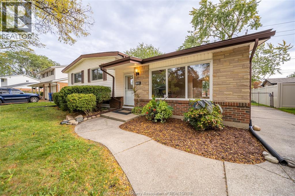 3-bedroom Single Family at 4369 Ashfield Crescent, Windsor — photograph 2