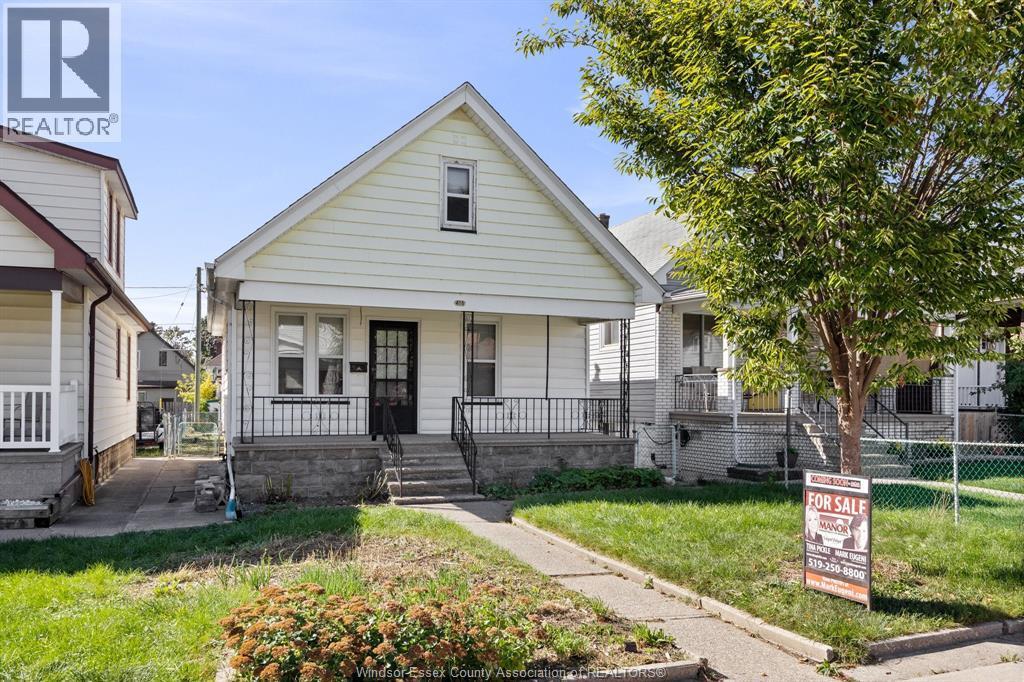 3-bedroom Single Family at 455 Currry, Windsor — photograph 2