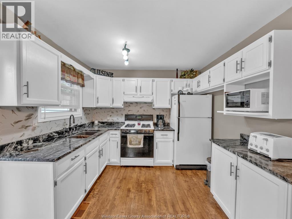 3-bedroom Single Family at 40 Westmoreland, Leamington — photograph 3