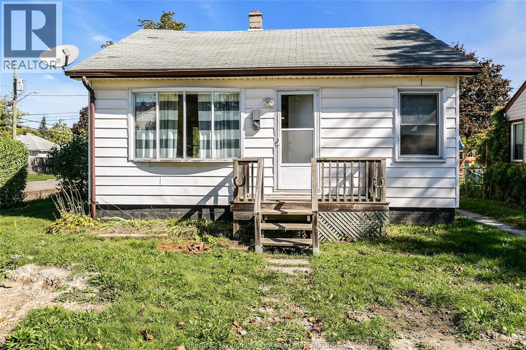 2-bedroom Single Family at 1304 Central Avenue, Windsor — primary photograph