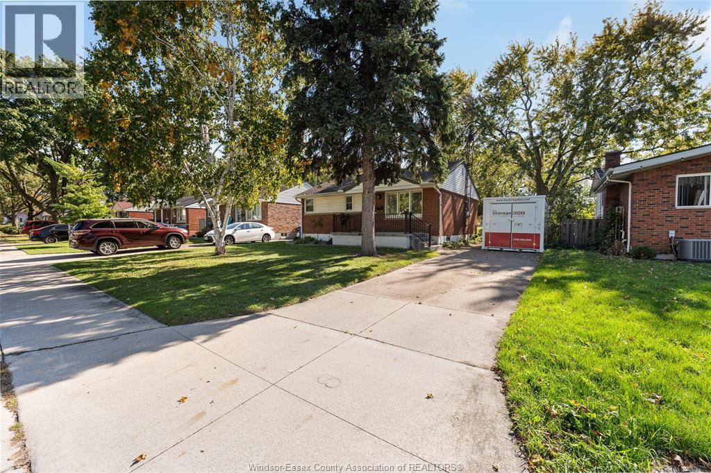 3-bedroom Single Family at 1205 Chappell, Windsor — photograph 2
