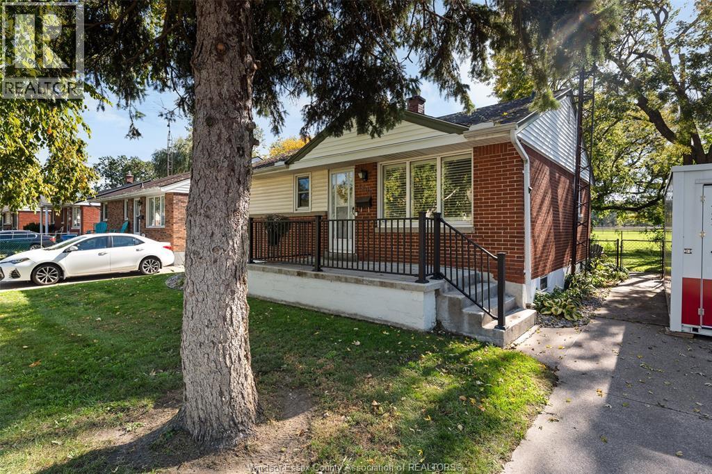 3-bedroom Single Family at 1205 Chappell, Windsor — photograph 3